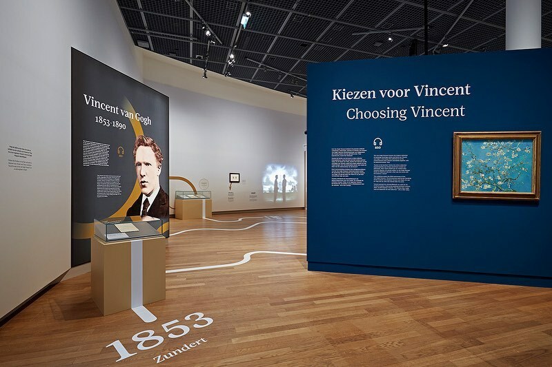 Image for 'Kiezen voor Vincent’ opende afgelopen vrijdag in het Van Gogh Museum. In de tentoonstelling volg je een kronkelende tijdlijn langs vier hoofdpersonen uit de familie, en zie je hoe de kerncollectie en het museum tot stand zijn gekomen.