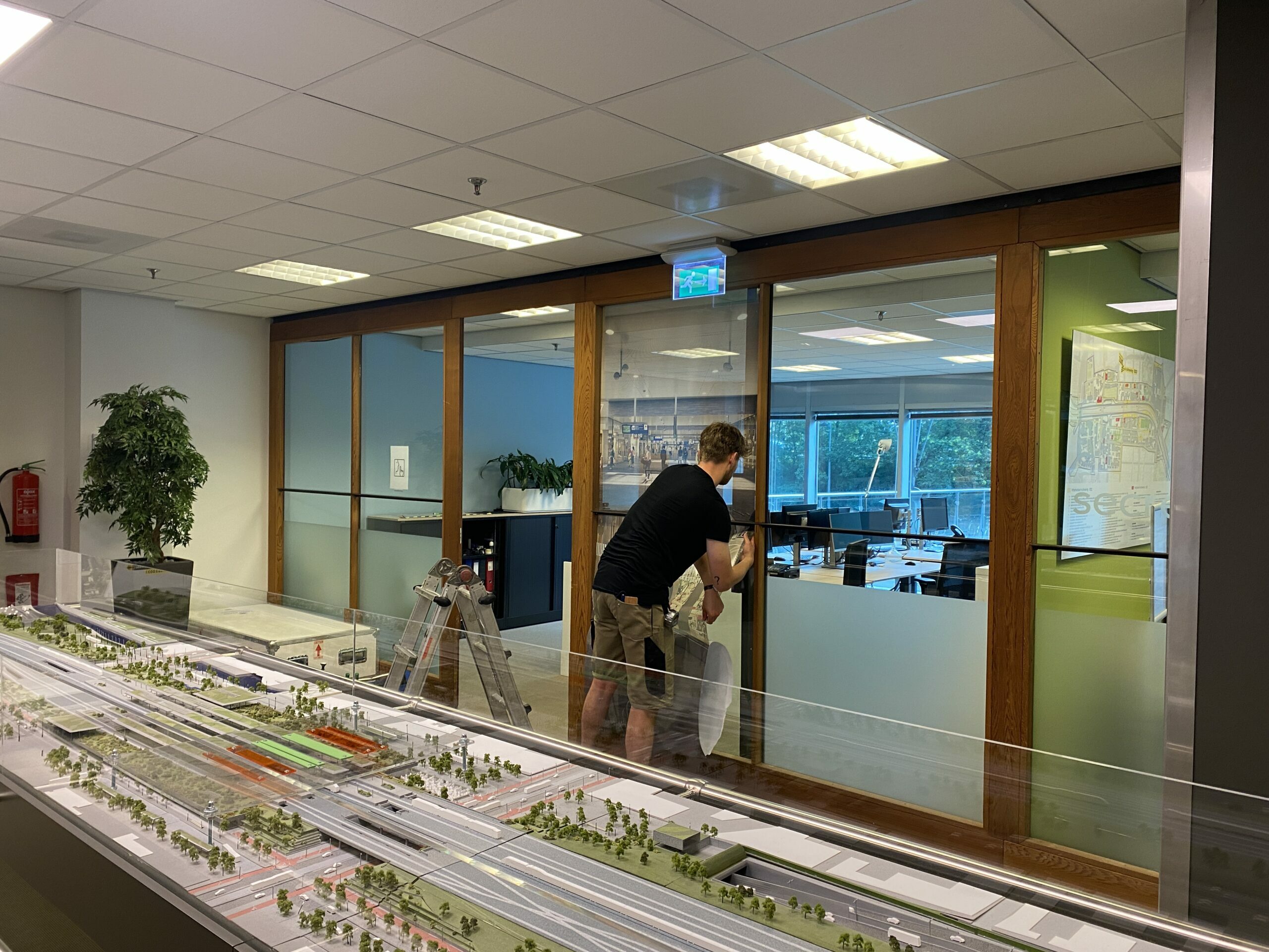 Image for Voordat we een materiaal kiezen, plaatsen we een proefprint op locatie om de werking van het materiaal te beoordelen. Hier bij Bezoekerscentrum Zuidas