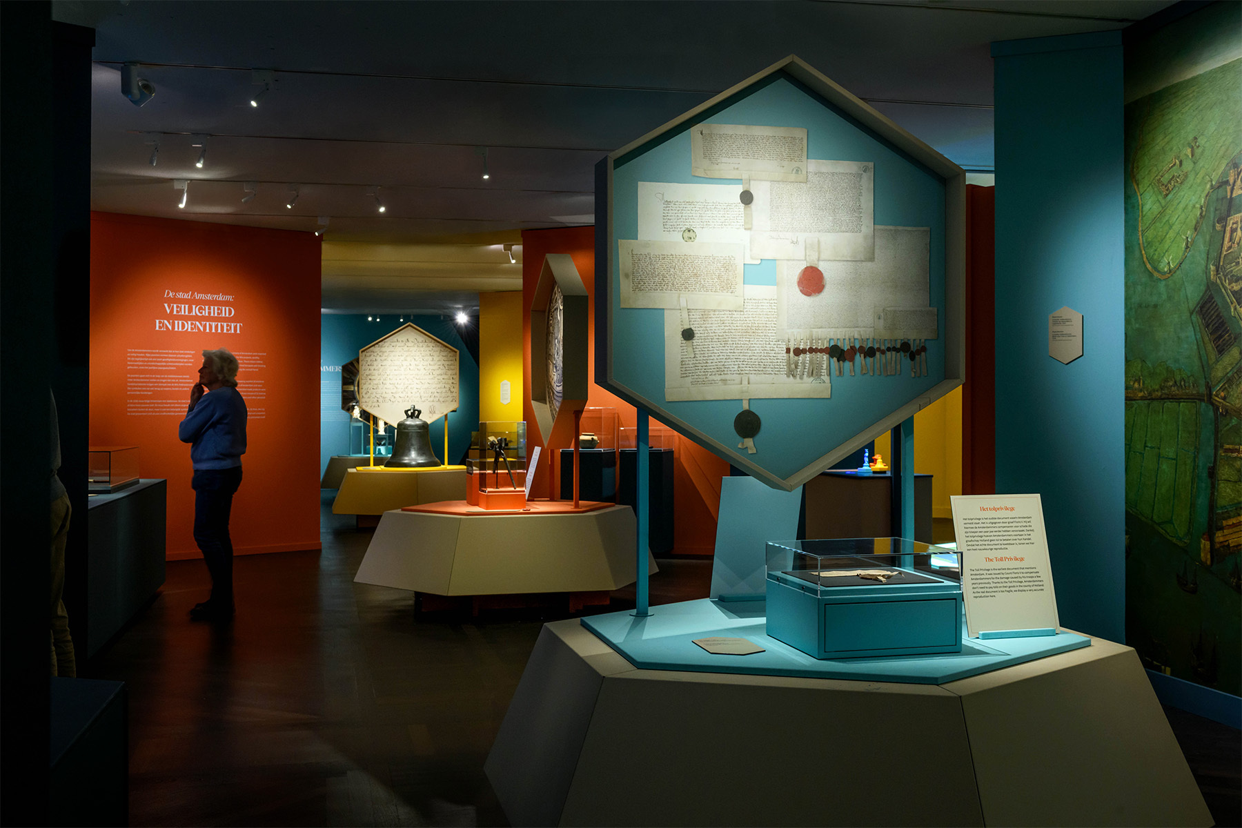 Image for De tentoonstelling 'De geboorte van een stad' is nu te bezoeken: een kleurrijke tentoonstelling over de middeleeuwen aan de hand van documenten en archeologische vondsten.