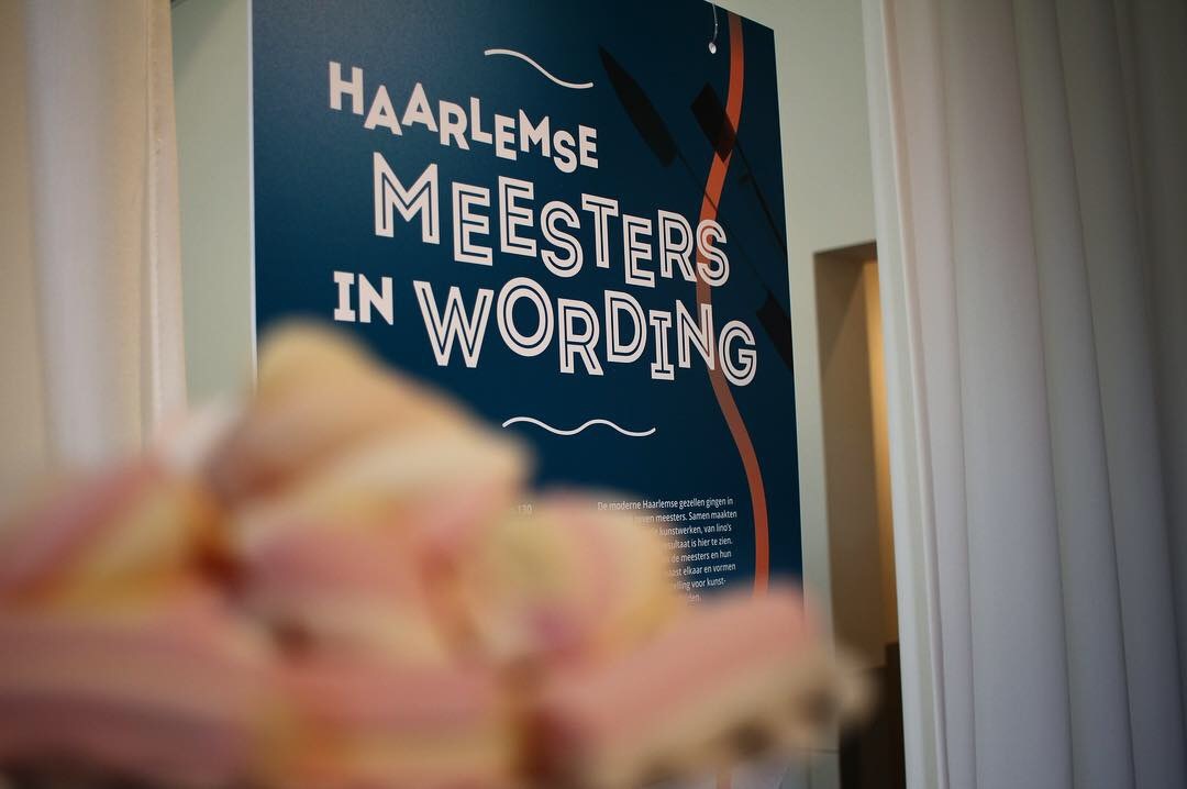 Image for Onder het genot van limonade en spekkies is vandaag onze tentoonstelling ‘Haarlemse Meesters in Wording’ door The Tjong Khing geopend in @museumhaarlem. Tot 7 januari hangen kunstwerken van basisschool leerlingen naast dat van de grote meesters.