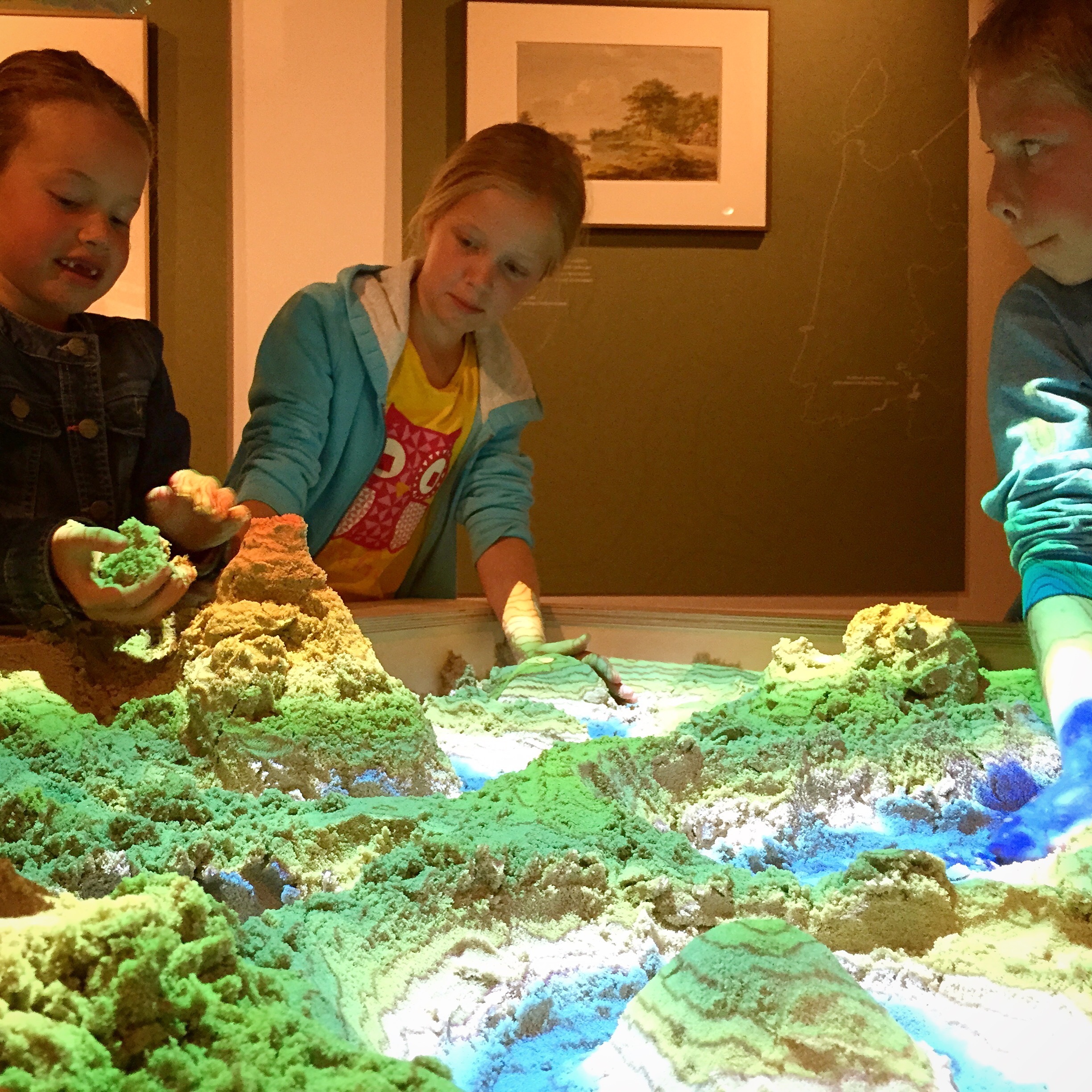 Image for Het testteam van onze interactieve zandbak: "zo is met zand spelen veel leuker!"