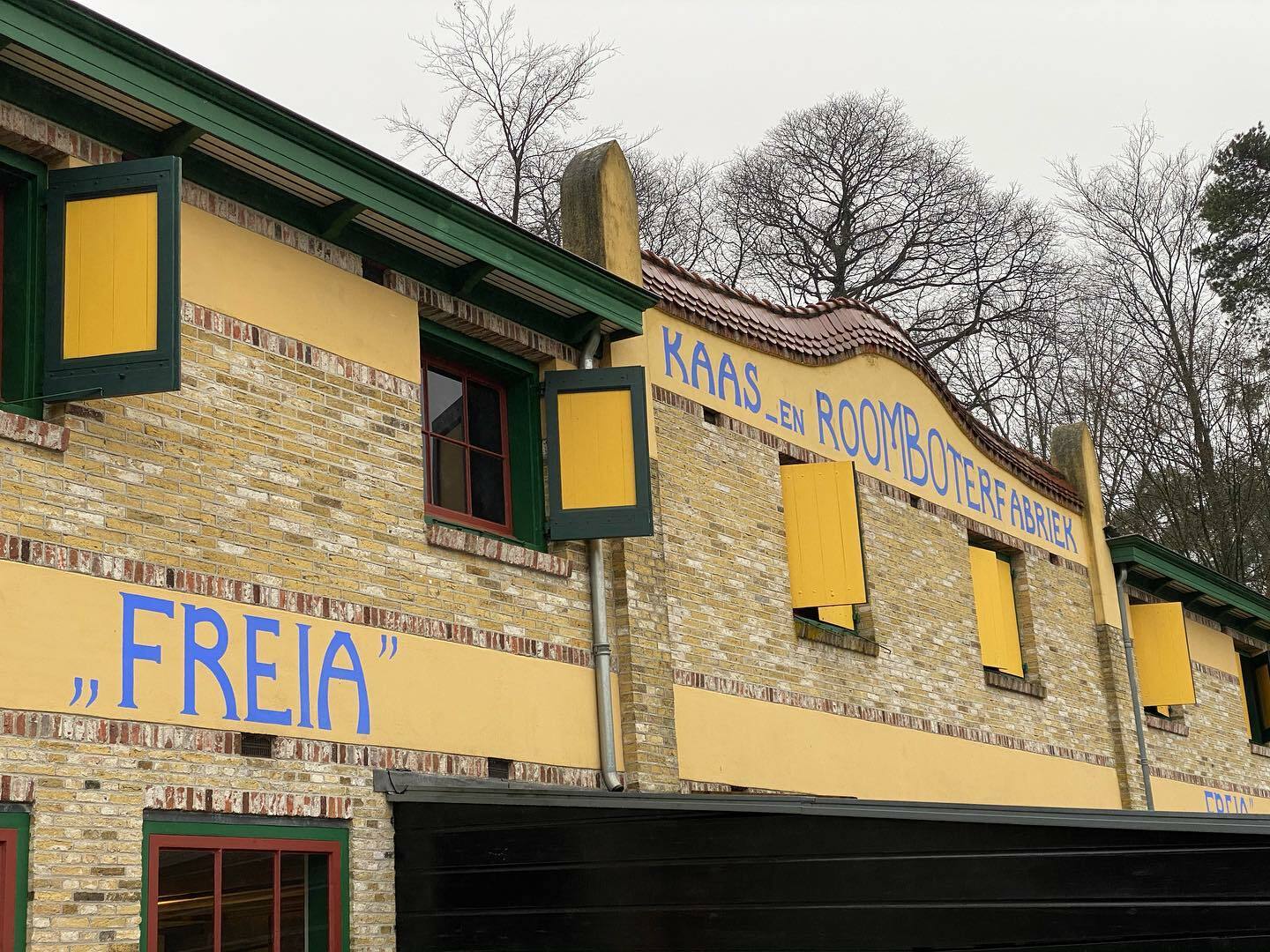 Image for In het @openluchtmuseum staat Freia; een van oorsprong Friese zuivelfabriek die op stoom werkt. Hier werd begin 1900 melk verwerkt tot boter en kaas. De afgelopen maanden hebben we dat verhaal een nieuw gezicht gegeven en is de fabriek flink opgefrist. In