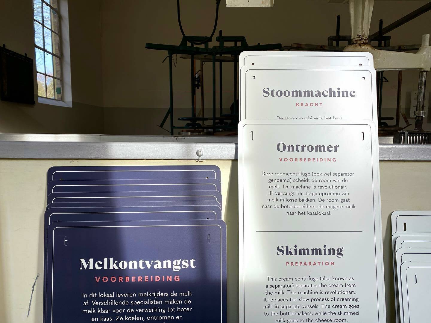 Image for In 3 dagen nemen we je mee in de bouwweek van een tentoonstelling. Dag 2: Idem Dito verzorgt het printwerk en de montage daarvan. Van blowup behang tot aluminium panelen en van een lichtbak tot een metersbrede muurtekening. Onze ontwerpen komen zo