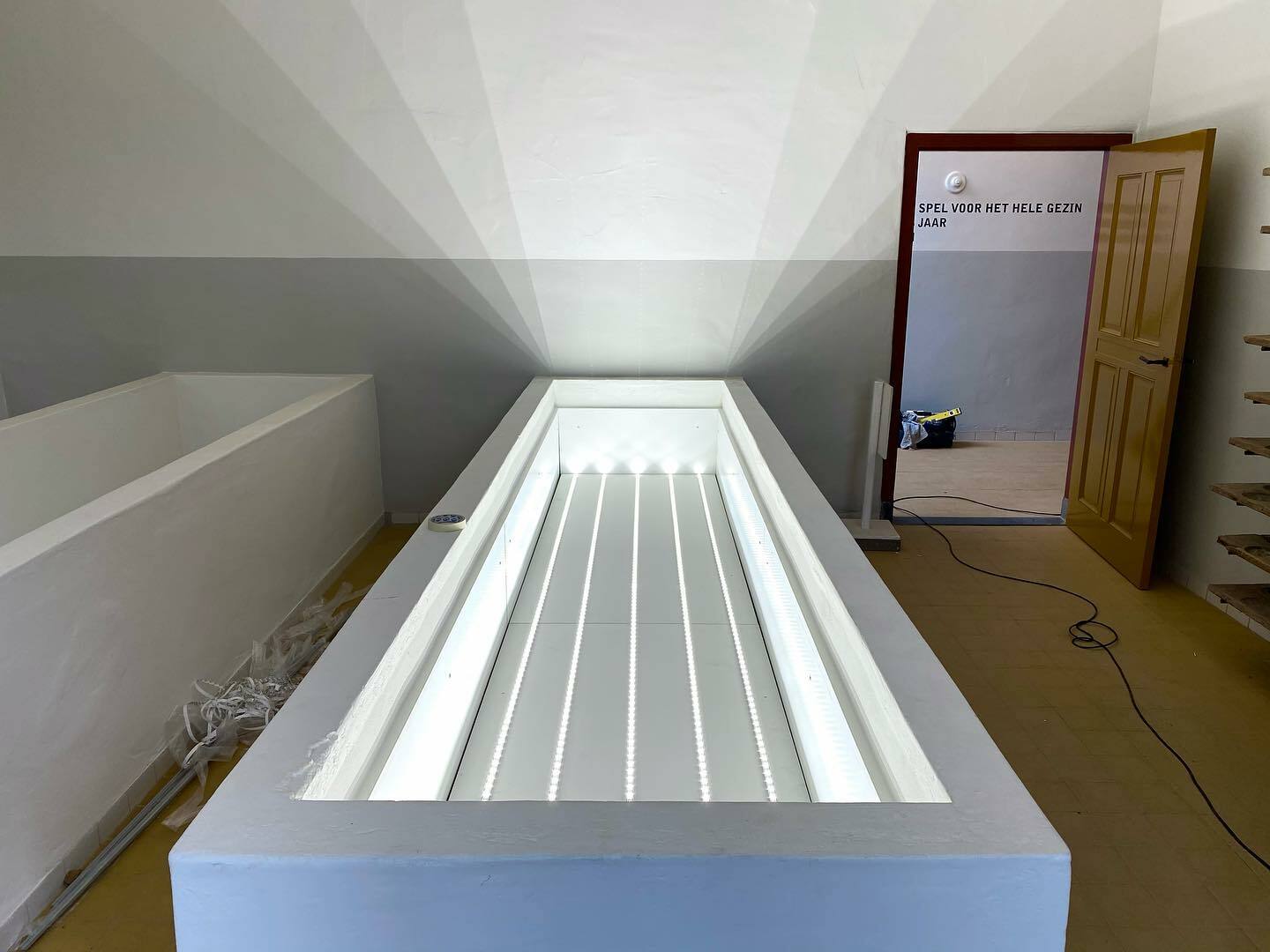 Image for In 3 dagen lopen we door de bouwweek van tentoonstelling Freia in het @openluchtmuseum. Dag 3: techniek. Schermen inbouwen, projectoren ophangen of LED-strips installeren laten we graag over aan Daniell van EAVS. En als er dan ook nog muziek of geluid bij