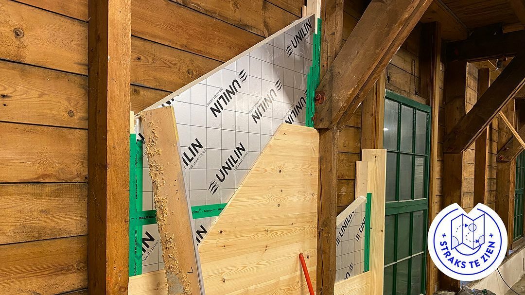 Image for De bouw van de Gele Loods in Naarden schiet al aardig op. Voordat we de tentoonstelling 'Naarden en de Waterlinies' en de nieuwe VVV kunnen bouwen, moet eerst het gebouw zelf onder handen worden genomen. Zo is er een nieuwe vloer, isolatie en