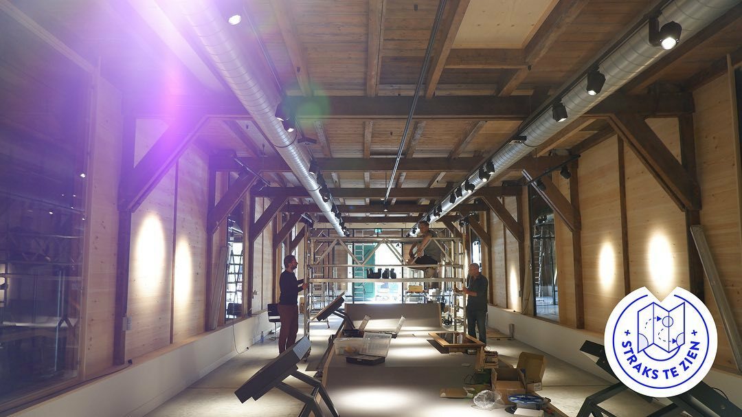 Image for De bouw van de nieuwe tentoonstelling 'Naarden en de Waterlinies' en VVV Naarden schiet al lekker op. De verlichting hangt en de eerste techniek is ingebouwd. Met dank aan Bastard Orange Lightning Design en EAVS.