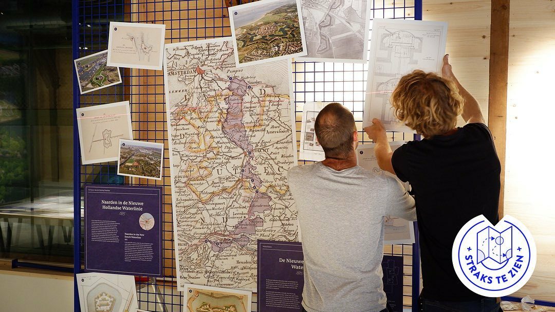 Image for De bouw en installatie van 'Naarden en de Waterlinies' in de compleet nieuwe Gele Loods in Naarden is nu echt op gang. Exhibits worden geïnstalleerd en getest, de prints gaan tegen de muur en het geluid wordt afgemixt.