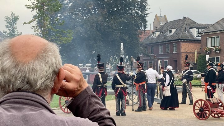 Image for Vandaag is geheel in stijl met drie kanonslagen de Gele Loods in Naarden geopend. Met een nieuwe VVV en Interactieve tentoonstelling hét startpunt van je bezoek aan vestingstad Naarden. Naast het ontwerp van de VVV en tentoonstelling, hebben we een