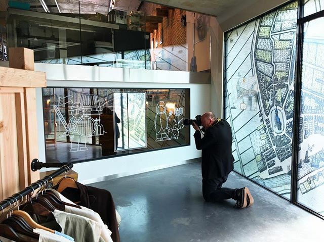 Image for Huisfotograaf @mikebinkfotografie aan het werk in onze familietentoonstelling #BoerEnBurcht in @museumvlaardingen. Ideaal uitje voor je meivakantie trouwens!