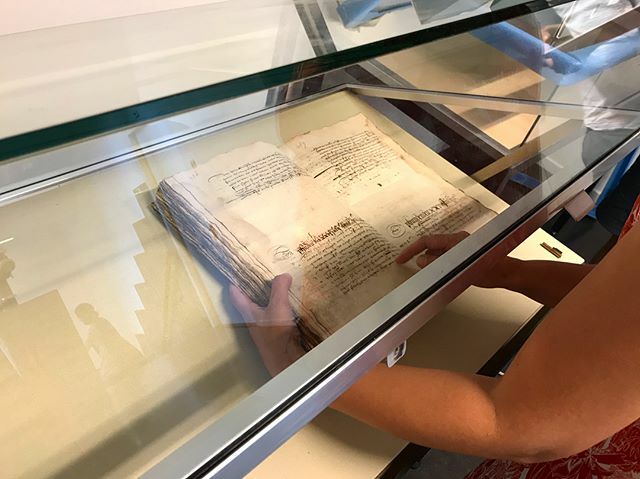 Image for Buiten is het warm, binnen plaatsen we virtueel gekleurde blokjes op 16e eeuwse documenten over #Rembrandt. Rechts ligt de ‘Wel te pas’ verklaring die stelt dat Rembrandt gezond in Amsterdam aankwam.Links ligt het tweede testament van Saskia van