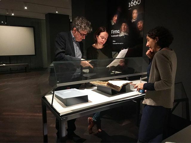 Image for De vitrines van #RembrandPrive worden gevuld. Vandaag eigen collectie, morgen de eerste bruiklenen @stadsarchief