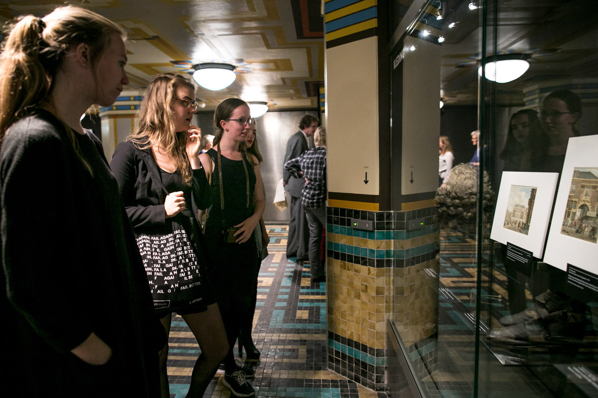 Image for Ook in de schatkamer was het al snel gezellig druk.