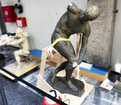 Image for Hij mist hier nog een arm en heeft nu nog wat extra steun nodig, maar deze mooie gipsen discuswerper staat vanaf de zomer in onze nieuwe tentoonstelling.