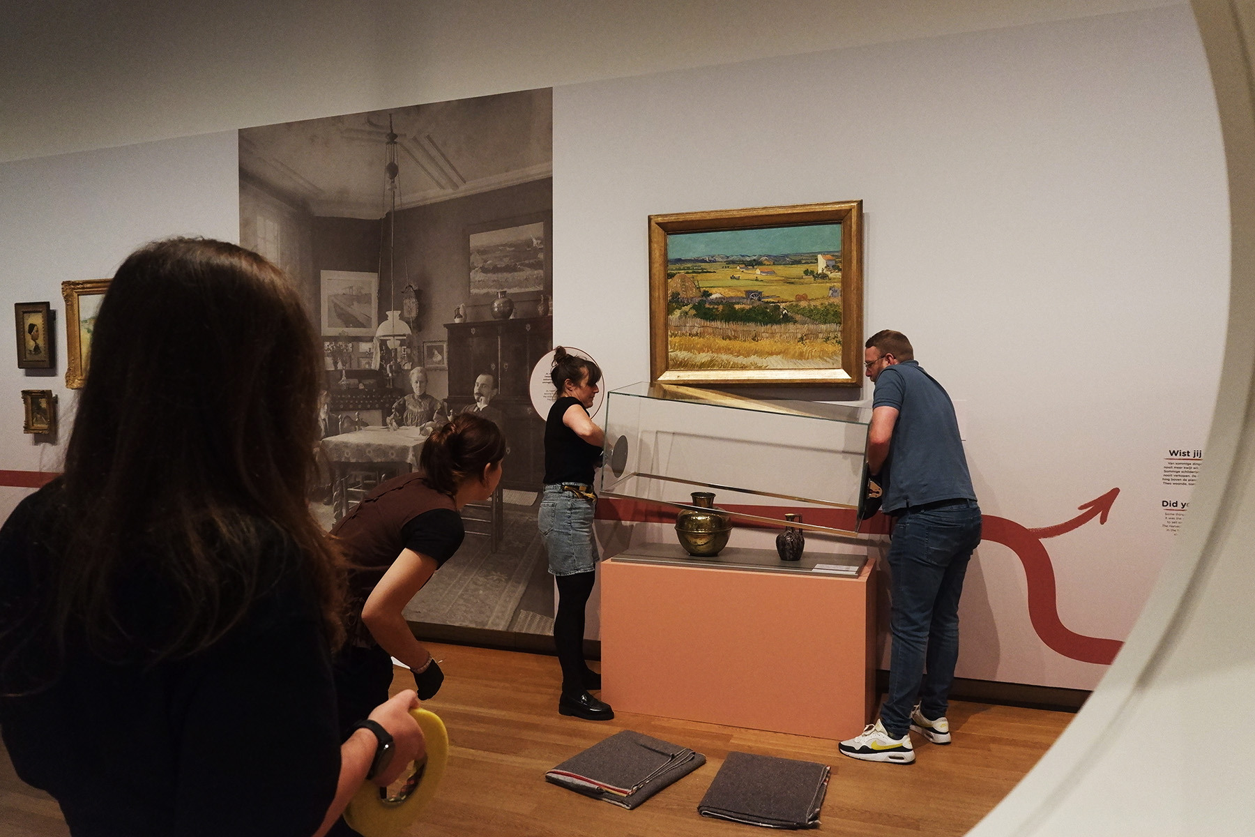 Image for We zijn druk bezig met de bouw van tentoonstelling 'Vincent's weg naar wereldroem', in het Van Gogh Museum